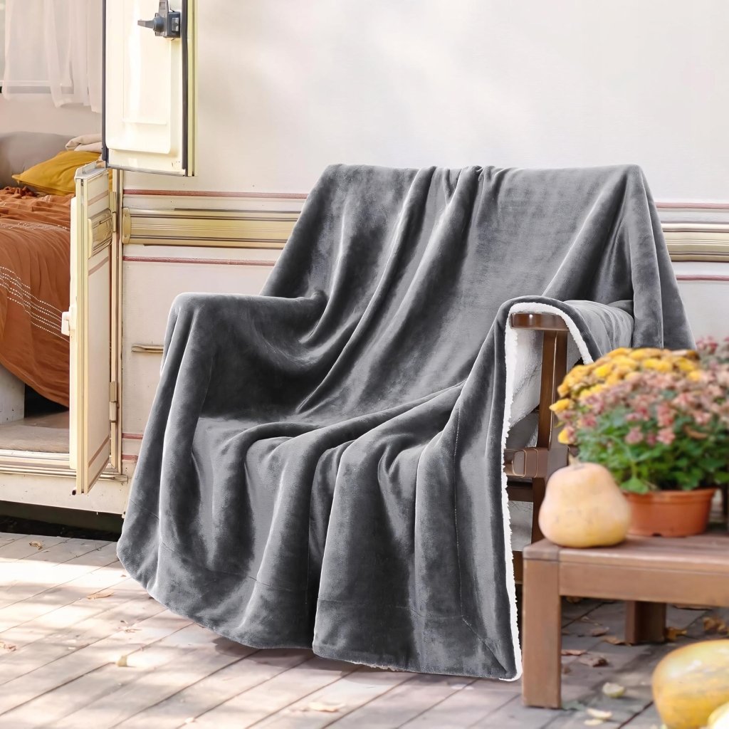 Koc dwustronny sherpa KANKAEU 160x200 cm szary | REEVE